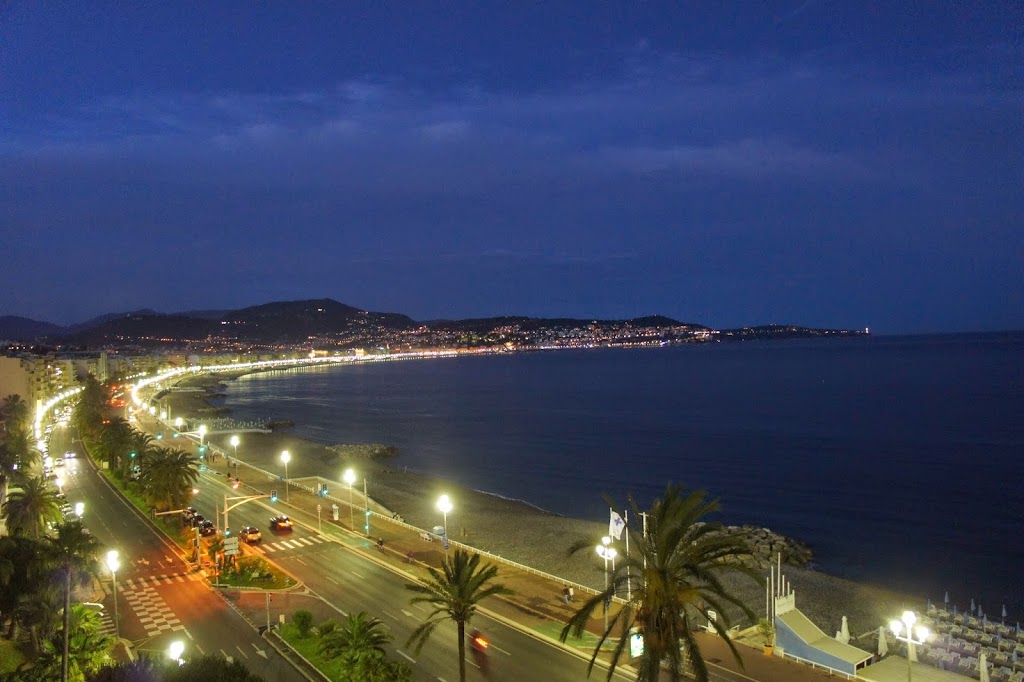 vue nocturne de la Promenade des Anglais, idéale pour votre séminaire d'entreprise international